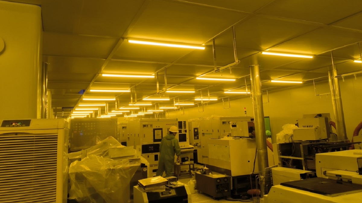 Why Is an Ionizer Required in the i-Line Region of Semiconductor Manufacturing?