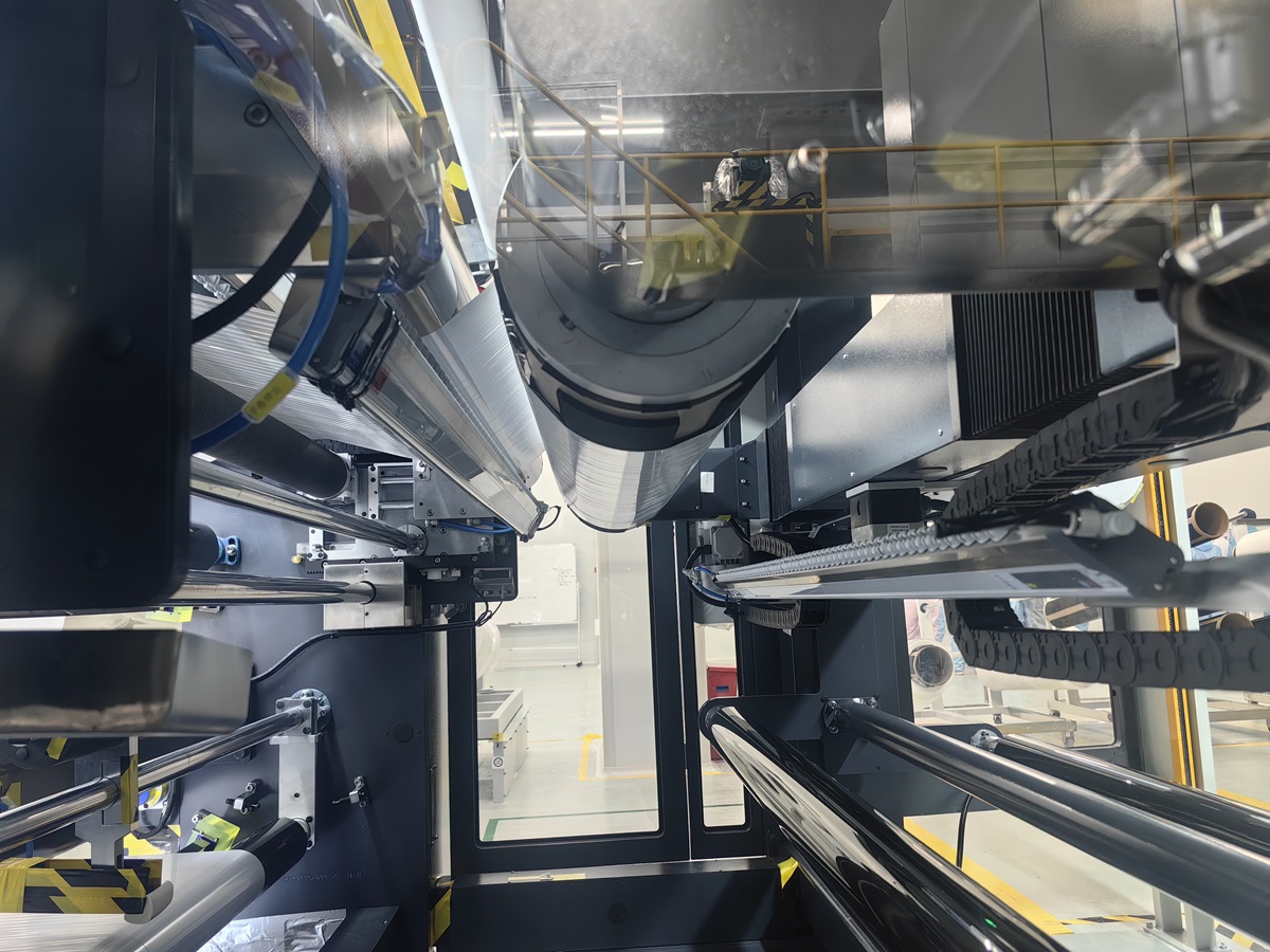 Industrial coating machine rollers equipped with static control ionizing bars to prevent ESD during the production process. Industrial coating machine rollers equipped with static control ionizing bars to prevent ESD during the production process.